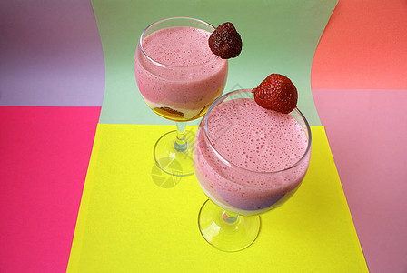 草莓冰沙和草莓喝图片