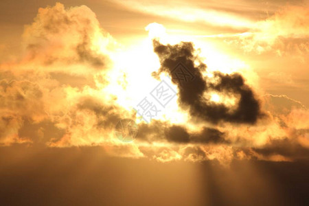 令人惊叹的日落在云层中爆发特写图片