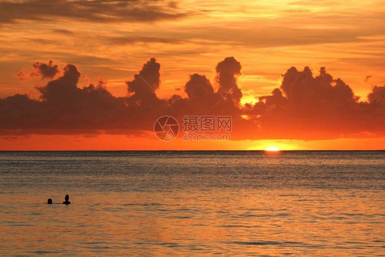 日落时在海面上反射成云层和燃图片