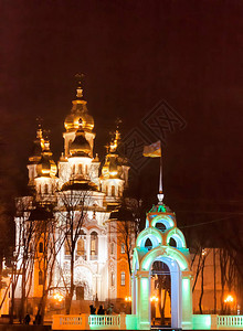 晚上在哈尔科夫的圣神寺庙里有银喷气泉综合图片