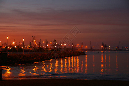 西班牙毕尔巴鄂河口的黄昏图片