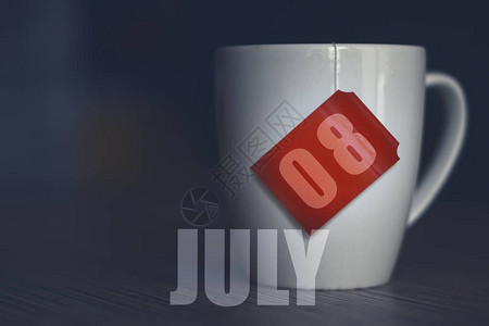 每月第8天茶杯和茶袋标签上的日期背景图片