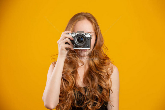 可爱的红发女人穿着黑色衣服拿着复古老式相机图片