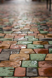 雨后湿多色铺路石图片