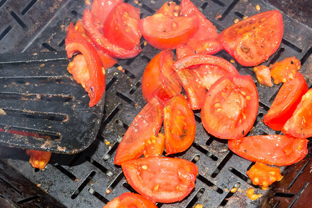 煎炸切片蔬菜土豆在烧烤的铁烤炉上煮熟图片