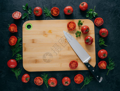 红色西红柿的横向顶端视图分布在木制切削板周围图片