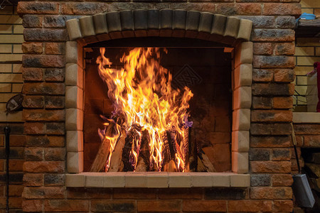 木材燃烧炉中火焰的特写照片图片