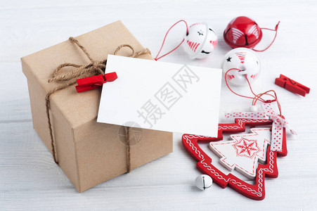 空白红色信封空纸条和白色圣诞玩具图片