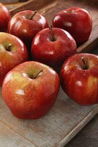 桌上新鲜成熟的苹果图片