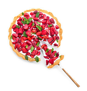 白色背景上的美味草莓蛋糕图片