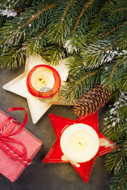 圣诞贺卡有fir树礼品盒和石头背景图片