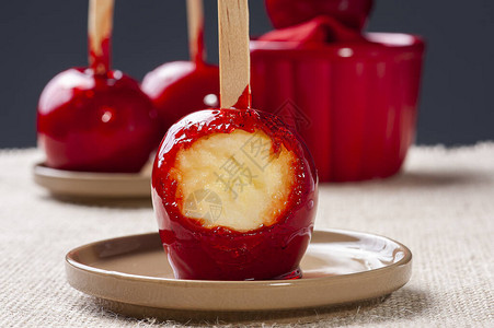 爱苹果红色焦糖覆盖的苹果甜点图片