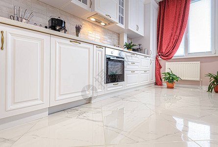 简单而豪华的现代白色厨房内饰图片