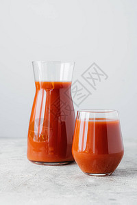 两瓶番茄汁图片