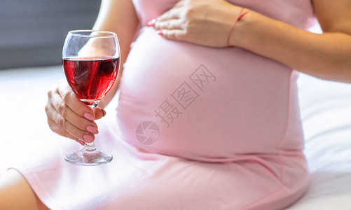 孕妇在喝葡萄酒有选择图片