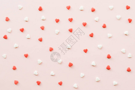 情人节背景与粉红色背景上的红色和白色的小心脏情人节的概念复制背景图片