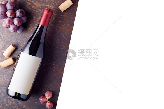 木本底的红酒瓶和新鲜葡萄顶视图复制空间图图片