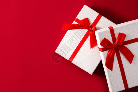 红色背景的各类白色礼品盒Top视图图片