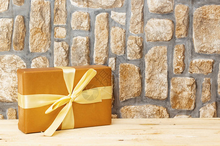 手拿礼物盒木制背景上的圣诞礼品盒背景