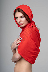 画室里戴红围巾的女孩肖像图片