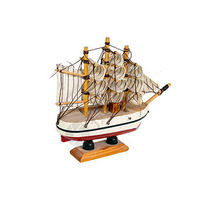 白色背景被隔离在木板上的玩具帆船红色条纹的船舶图片
