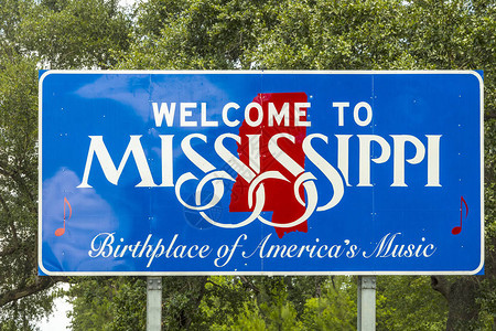 红白蓝的标志欢迎旅客前往密西比美国音乐诞生地曼泰尔图片