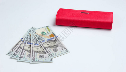 白种背景的红钱包和100元钞票图片