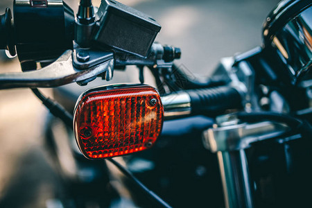 近距离观察摩托车转向灯图片