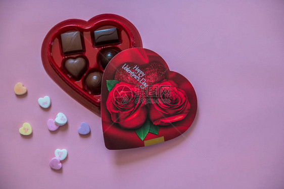 开着一盒各种巧克力的心形盒子图片
