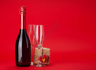 情人节礼物盒和香槟酒瓶红色背景并抄送图片