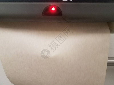 自动纸巾分配器上的红光传感器图片