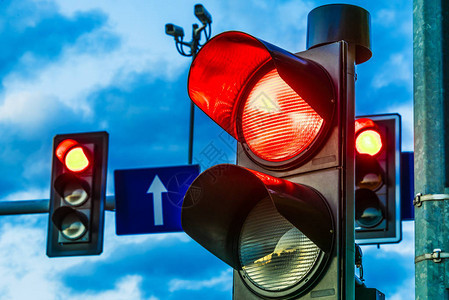城市路口的红绿灯红灯背景图片