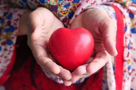 手中的红心捐赠或慈善理念图片