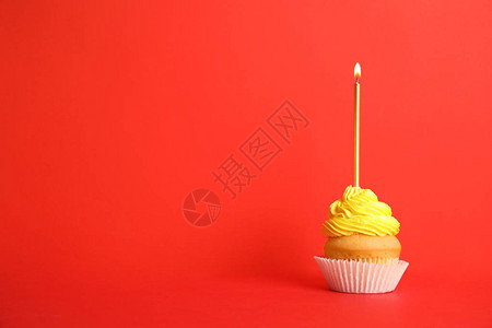 生日蛋糕上面有红背景的蜡图片