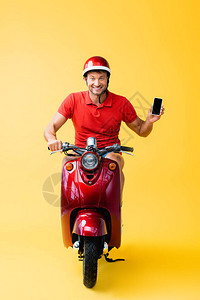戴头盔的快乐递员骑摩托车图片