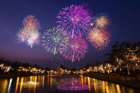 五颜六色的烟花庆祝和城市夜光背景图片