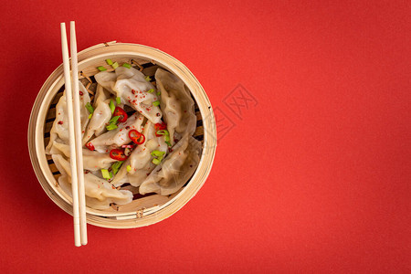 传统的蒸饺子在竹蒸笼里图片