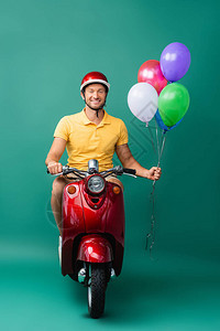 戴头盔的快乐递员骑着红色摩托车同时图片