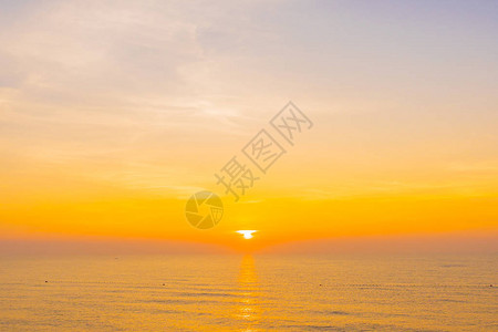 美丽的海洋景色以在日出或日落时休闲旅行图片