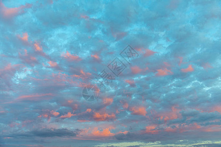 红紫色的云朵下的蓝天图片