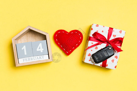 礼盒上的车钥匙红色纺织心和彩色背景的节日历的顶部视图二月十四日情人图片