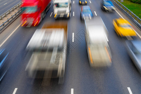 道路交通中的模糊汽车图片