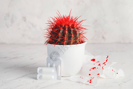 Cactus带血点的卫生纸和光背景的出血背景图片
