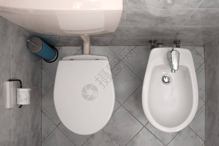 意大利洗手间有厕所和浴图片