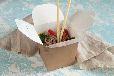 生态包装用于送货的工艺包装中的蔬菜鸡肉和图片