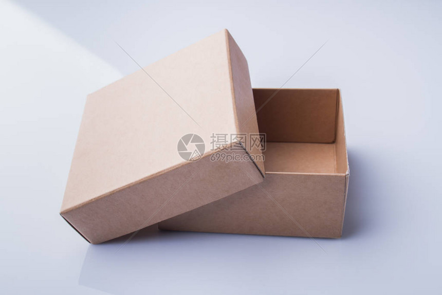 没有盖好的小纸箱两个瓦楞纸箱图片