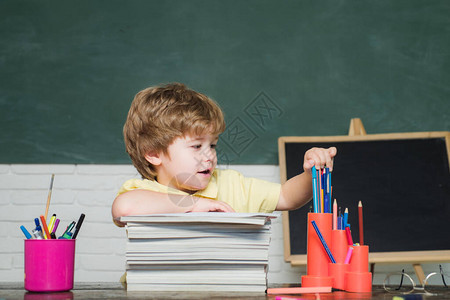 小学和教育学校理念教育孩子准备上学黑板上快乐微笑的孩图片