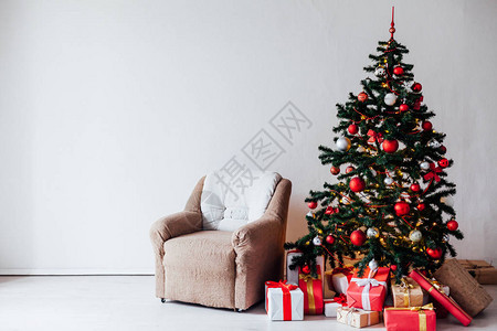 假期用红色装饰礼物的圣诞树图片