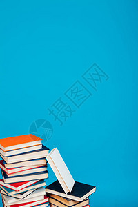 许多教育书籍用于学习为蓝色背景的大图片