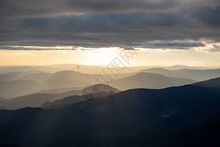 在山峰顶的日落视图图片